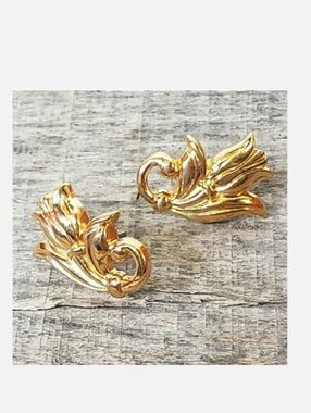 AVON Vintage 1980s Goldtone Tulip Pierced Earrings